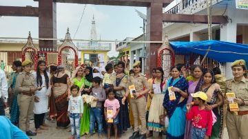 कौशाम्बी23अक्टूबर23*दुर्गा पांडालों में जाकर महिलाओं एवं बालिकाओं को पुलिस ने किया जागरुक* कौशाम्बी23अक्टूबर23*दुर्गा पांडालों में जाकर महिलाओं एवं बालिकाओं को पुलिस ने किया जागरुक*