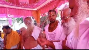 चित्रकूट26अक्टूबर23*श्री हनुमानजी आश्रम नांदी के भंडारे में लगा साधु संतों का जमावड़ा।