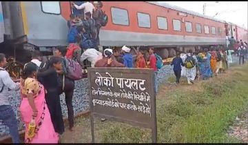 आगरा26अक्टूबर23*आगरा झांसी रेलवे ट्रैक पर ट्रेन की चार बोगियों में लगी आग।