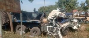 कौशाम्बी28अक्टूबर23*मार्बल पत्थर लदा ट्रेलर ट्रक अनियंत्रित होकर पेड़ से टकराया,चालक,क्लीनर घायल,*