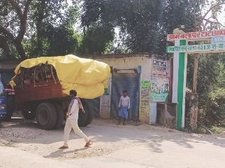 कौशाम्बी28अक्टूबर23*हरे फलदार पेड़ों के धड़ाधड़ कटान में लगे हैं चरवा क्षेत्र में लकड़ी माफिया*