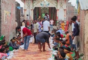 अयोध्या30अक्टूबर23*दुर्गा माता मंदिर के भंडारे में उमड़े श्रद्धालु