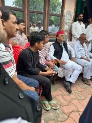 लखनऊ31अक्टूबर23*राजन यादव के घर पहुंचे अखिलेश यादव