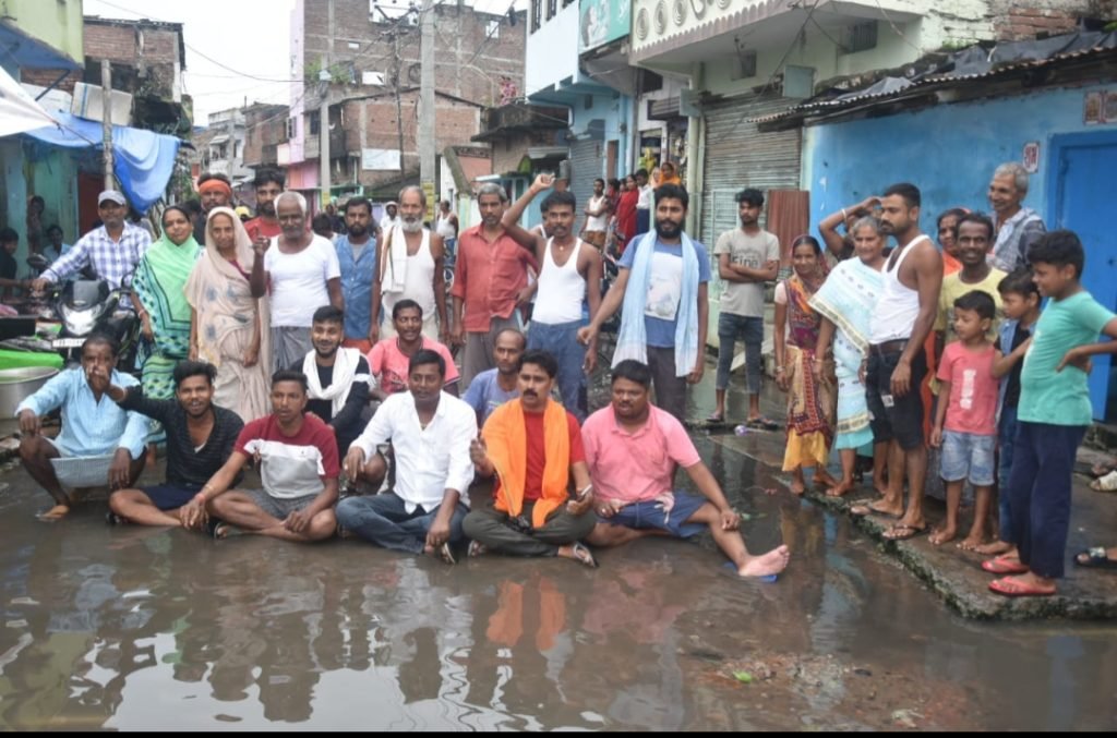 भागलपुर बिहार 04/10/23*आज नगर निगम क्षेत्र अंतर्गत वारसलीगंज मोहल्ले में स्थानीय लोगों एवं पार्षदों द्वारा जल जमाव की समस्या हेतु धरना प्रदर्शन भागलपुर बिहार 04/10/23*आज नगर निगम क्षेत्र अंतर्गत वारसलीगंज मोहल्ले में स्थानीय लोगों एवं पार्षदों द्वारा जल जमाव की समस्या हेतु धरना प्रदर्शन