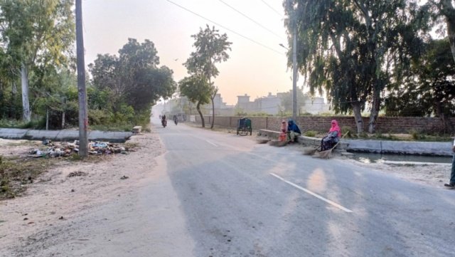 पंजाब 23 नवम्बर 2023* कंधवाला रोड नहर पर नगर निगम के कर्मचारियों ने की सफाई