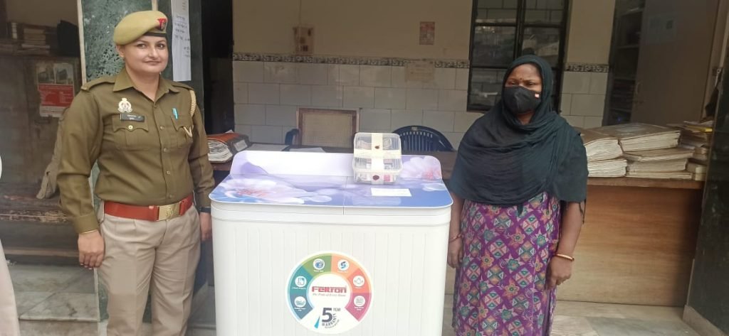 हापुड़03नवम्बर23**थाना हापुड़ नगर पुलिस ने चोरी की घटना कारित करने वाली महिला अभियुक्ता को किया गिरफ्तार।* हापुड़03नवम्बर23**थाना हापुड़ नगर पुलिस ने चोरी की घटना कारित करने वाली महिला अभियुक्ता को किया गिरफ्तार।*