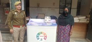 हापुड़03नवम्बर23**थाना हापुड़ नगर पुलिस ने चोरी की घटना कारित करने वाली महिला अभियुक्ता को किया गिरफ्तार।*