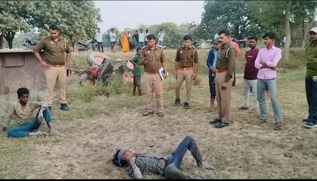 कौशाम्बी04नवम्बर23*अनियंत्रित होकर ट्रैक्टर ट्राली पलटी चालक समेत तीन घायल*