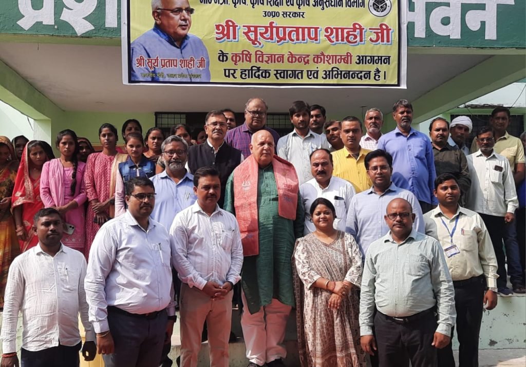 कौशाम्बी04नवम्बर23*किसानों को निःशुल्क दलहन एवं तिलहन का मिनी किट मंत्री ने किया वितरित* कौशाम्बी04नवम्बर23*किसानों को निःशुल्क दलहन एवं तिलहन का मिनी किट मंत्री ने किया वितरित*