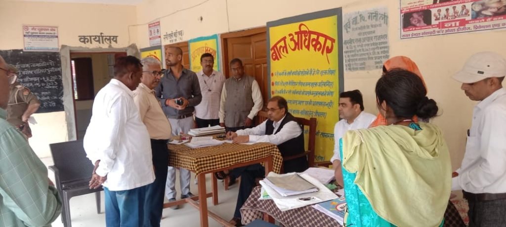 अयोध्या04नवम्बर23*अपर मुख्य निर्वाचन अधिकारी उत्तर प्रदेश ने मतदाता बूथों का किया निरीक्षण