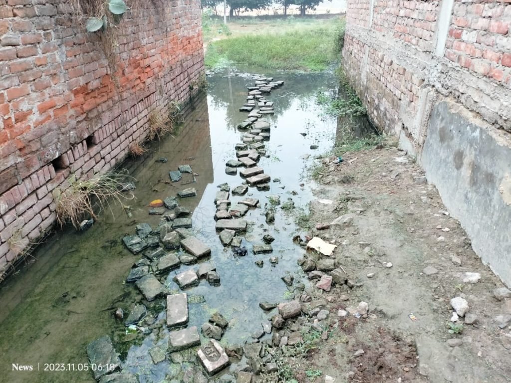 कौशाम्बी05नवम्बर23*जल-निकासी की व्यवस्था ध्वस्त, सड़क पर भरा गंदा पानी, लोगों का निकलना हुआ मुश्किल।* कौशाम्बी05नवम्बर23*जल-निकासी की व्यवस्था ध्वस्त, सड़क पर भरा गंदा पानी, लोगों का निकलना हुआ मुश्किल।*