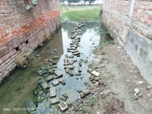 कौशाम्बी05नवम्बर23*जल‌-निकासी की व्यवस्था ध्वस्त, सड़क पर भरा गंदा पानी, लोगों का निकलना हुआ मुश्किल।*