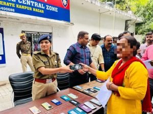 कानपुर09नवम्बर23*पुलिस कमिश्नरेट कानपुर नगर के सेन्ट्रल जोन ने 15 लाख कीमत के गुम हुए 51 मोबाइल फोन किये बरामद