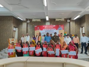 कौशाम्बी10नवम्बर23*प्रधानमंत्री उज्ज्वला योजना के लाभार्थियों को सब्सिडी धनराशि का डमी चेक किया वितरित*