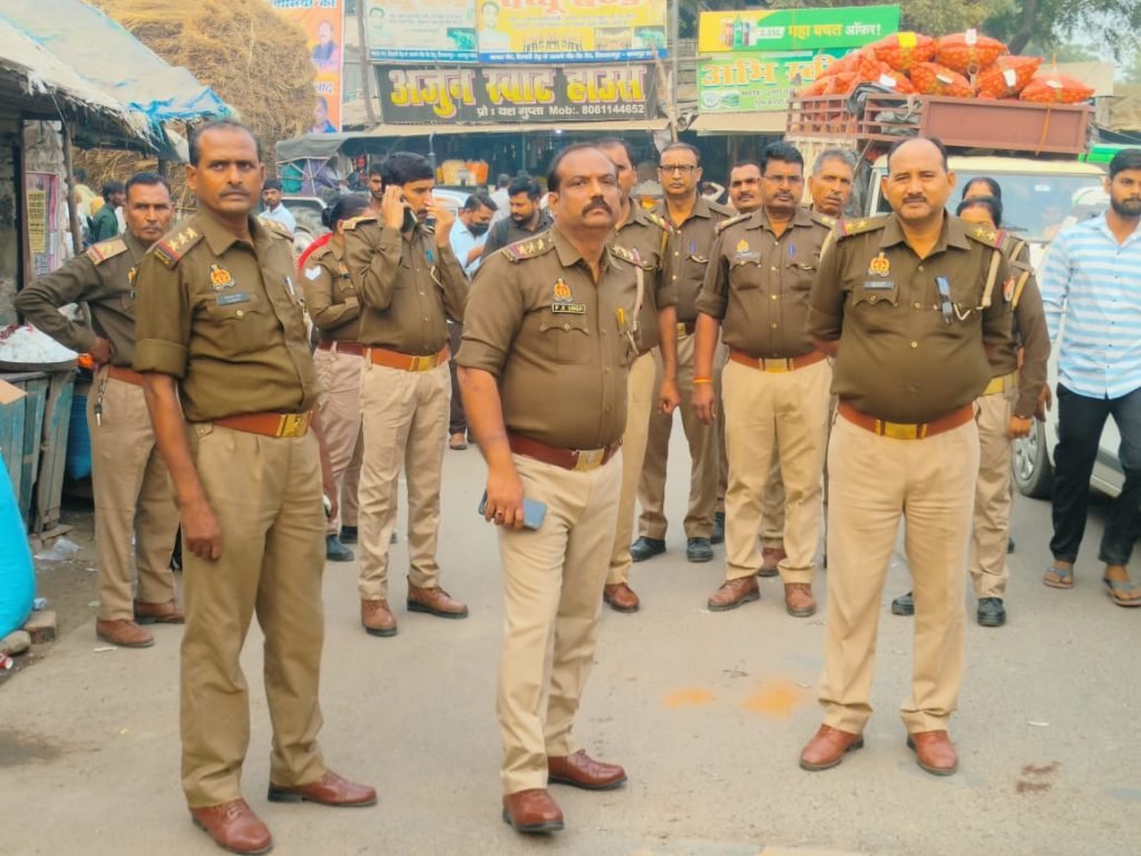 कानपुर10नवम्बर23*त्योहार पर पुलिस का पहरा गश्त कर दुकानदारों को सुरक्षा का अहसास दिलाया