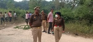 हरदोई11नवम्बर23*झाड़ियों में देखा गया शव,हत्या करने की लगाई जा रहीं अटकलें