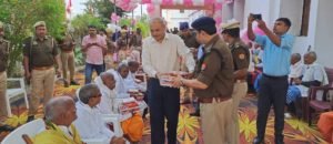 कौशाम्बी11नवम्बर23*एडीजी प्रयागराज जोन ने वृद्धाश्रम में निराश्रित बुजुर्गो के साथ बांटी दीपावली की खुशियां*