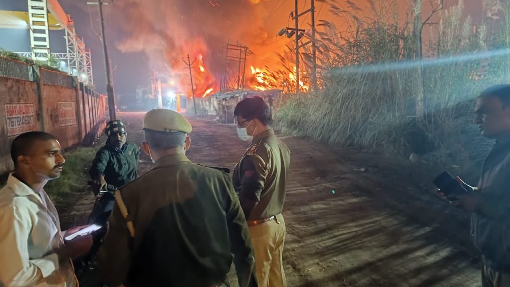 हापुड़15नवम्बर23*अज्ञात कारणों से फैक्ट्री में लगी भीषण आग। हापुड़15नवम्बर23*अज्ञात कारणों से फैक्ट्री में लगी भीषण आग।