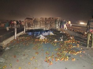 कौशाम्बी27नवम्बर23*टायर बदल रहे पिकअप को ट्रेलर चालक ने मारी टक्कर*