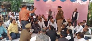 अयोध्या03नवम्बर23*सीओ के आश्वासन के बाद अधिवक्ताओं का धरना प्रदर्शन समाप्त