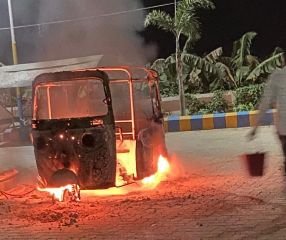 कौशाम्बी04नवम्बर23*पेट्रोल पंप पर CNG भरते समय ऑटो में अचानक लगी आग से मचा हड़कंप* कौशाम्बी04नवम्बर23*पेट्रोल पंप पर CNG भरते समय ऑटो में अचानक लगी आग से मचा हड़कंप*