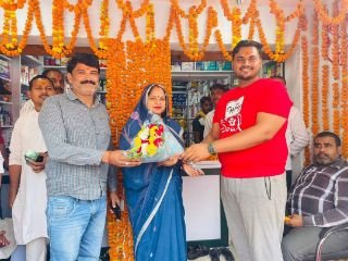 कौशाम्बी05नवम्बर23*जिला पंचायत अध्यक्ष ने फीता काटकर मेडिकल स्टोर का किया उद्घाटन*