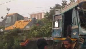 मथुरा 05 नवम्बर 2023* तेज़ रफ़्तार से बेकाबू ट्रक टकराया बिजली के पोल से बाल बाल बची जान