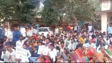 बांदा06नवम्बर23* महिला के साथ रेप व हत्या के मामले में भीम आर्मी ने मोर्चा खोला, किया प्रदर्शन* बांदा06नवम्बर23* महिला के साथ रेप व हत्या के मामले में भीम आर्मी ने मोर्चा खोला, किया प्रदर्शन*