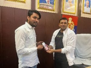 हापुड़06नवम्बर23*गुम हुए मोबाइल पाकर खिल उठे मोबाइल फोन धारकों के चेहरे।