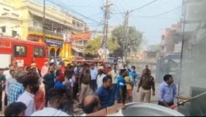 मिर्जापुर07नवम्बर23*शोरूम में शॉर्ट सर्किट से लगी आग, लाखों का नुकसान*