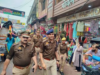 मुजफ्फरनगर10नवम्बर23*त्यौहारों को सकुशल सम्पन्न कराने,हेतु पुलिस अधीक्षक नगर द्वारा नगर क्षेत्र में फ्लैग मार्च किया