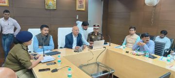 कानपुर नगर10नवम्बर23*मा0 अध्यक्ष सुप्रीम कोर्ट कमेटी ऑन रोड सेफ्टी द्वारा रोड सेफ्टी की संक्षिप्त बैठक आयोजित की गई