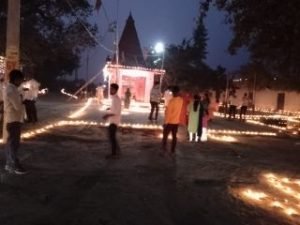 औरैया11नवम्बर23*जमौली में 5100 दीपो से जगमगा उठा प्राचीन देव भूमि ब्रह्मदेव मन्दिर*