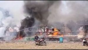 मथुरा12नवम्बर23*मथुरा में पटाखा बाजार में लगी भीषण आग*
