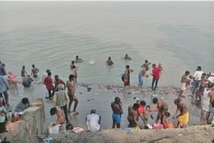 कौशाम्बी12नवम्बर23*अमावस्या और दीपावली पर गंगा स्नान के लिए लगा रहा भक्तो का मेला*