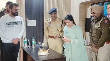 पंजाब16नवम्बर23*डीएसपी अतुल सोनी का जन्मदिन केक काटकर मनाया