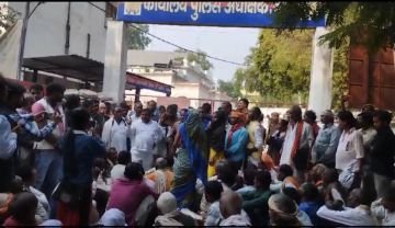 बांदा17नवम्बर23*सुनीता हत्याकांड को लेकर पूर्व मंत्री दद्दू प्रसाद ने पुलिस को घेरा