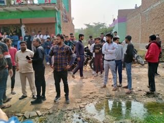 मथुरा19नवम्बर23*दबंगों द्वारा किया जा रहा रास्ते पर कब्जा