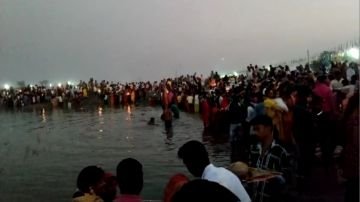 भागलपुर बिहार19नवम्बर23*डूबते हुए सूरज को अर्क देते हुए महापर्व छठ का प्रथम भारत का समापन हुआ।