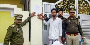 कौशाम्बी19नवम्बर23*जिला बदर घोषित पूर्व ग्राम प्रधान के घर पर नोटिस चस्पा*