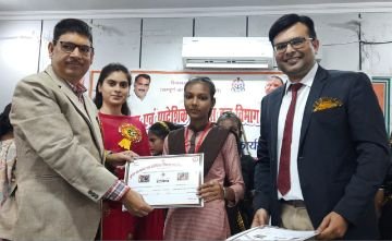 कौशाम्बी20नवम्बर23*विजेता प्रतिभागियों को प्रमाण-पत्र देकर सीडीओ ने किया सम्मानित*