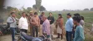 कानपुर20नवम्बर23*तहसीलदार , नायब तहसीलदार , कानूनगो चकमार्ग खुलवाने पहुचेकुर्मीखेड़ा गाँव*