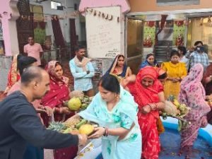 जयपुर20नवम्बर23* चौथे दिन उगते हुए सूर्य को पानी में खड़े होकर अर्ध देकर छठ पूजा का समापन किया।