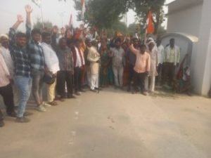 कौशाम्बी21नवम्बर23*तिहरे हत्याकांड के आरोपियों के बचाव में उतरे नेता*