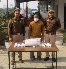 हापुड़23नवम्बर23*थाना कपूरपुर पुलिस ने चैकिंग के दौरान अवैध शस्त्र सप्लाई करने वाले हिस्ट्रीशीटर अपराधी को किया गिरफ्तार।* हापुड़23नवम्बर23*थाना कपूरपुर पुलिस ने चैकिंग के दौरान अवैध शस्त्र सप्लाई करने वाले हिस्ट्रीशीटर अपराधी को किया गिरफ्तार।*
