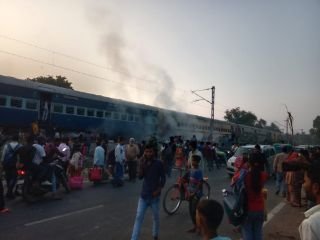 कानपुर23नवम्बर23*कासगंज एक्सप्रेस 15039 की बोगी में लगी अचानक आग कानपुर23नवम्बर23*कासगंज एक्सप्रेस 15039 की बोगी में लगी अचानक आग