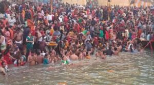 वाराणसी27नवम्बर23*विश्व प्रसिद्ध दशाश्वमेध घाट पर उमड़ा आस्था का जनसैलाब