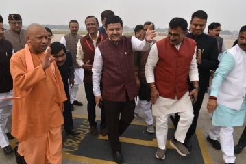वाराणसी27नवम्बर23*मुख्यमंत्री का वाराणसी दौरा*एयरपोर्ट पहुंचने पर प्रभारी मंत्री समेत सभी ने स्वागत किया। वाराणसी27नवम्बर23*मुख्यमंत्री का वाराणसी दौरा*एयरपोर्ट पहुंचने पर प्रभारी मंत्री समेत सभी ने स्वागत किया।
