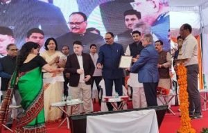 कौशाम्बी27नवम्बर23*जिला क्षय रोग आधिकारी को प्रदेश के उपमुख्यमंत्री बृजेश पाठक ने किया सम्मानित*