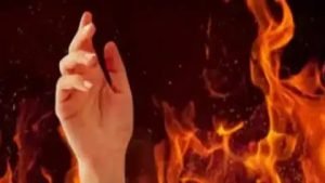 आगरा01नवम्बर23*गैंग रेप पीड़िता खुद को आग लगाने पहुंची डीसीपी ऑफिस,